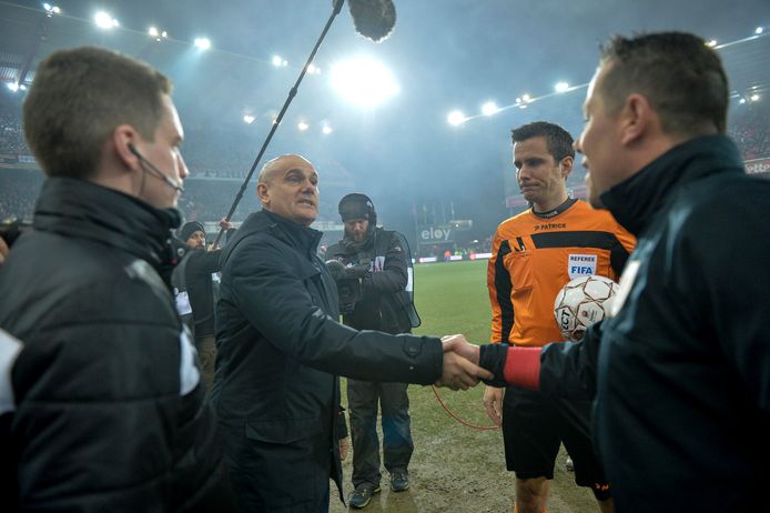 Dennis Van Wijk schudt Eric Deflandre de hand voor Standard - KV Mechelen, match waarin Erik Lambrechts een van de hoofdrolspelers was.