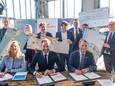 De ondertekening van de woondeals met minister Hugo de Jonge en Flevolands gedeputeerde Jan de Reus (rechts naast Hugo de Jonge)