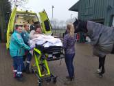 Zieke Marjan mocht vanuit ambulance eventjes haar dieren zien: ‘Het gaf haar echt energie’