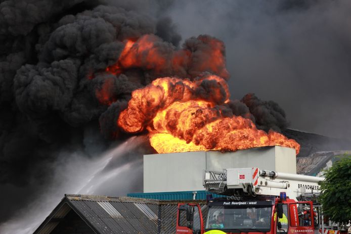 Er woedt een grote brand in Erichem.