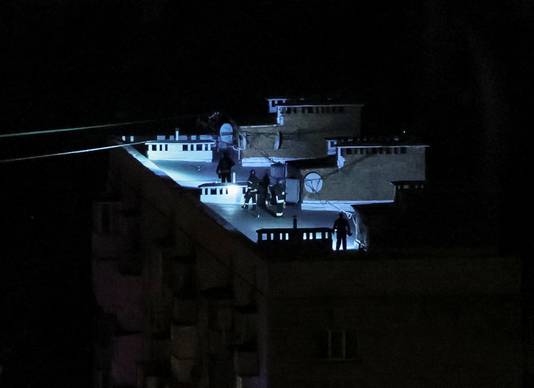 Brandweermannen checken het dak van een gebouw na een Russische droneaanval op Kiev.