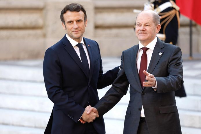 Emmanuel Macron (l) schudt de hand van Olaf Scholz in Versailles.