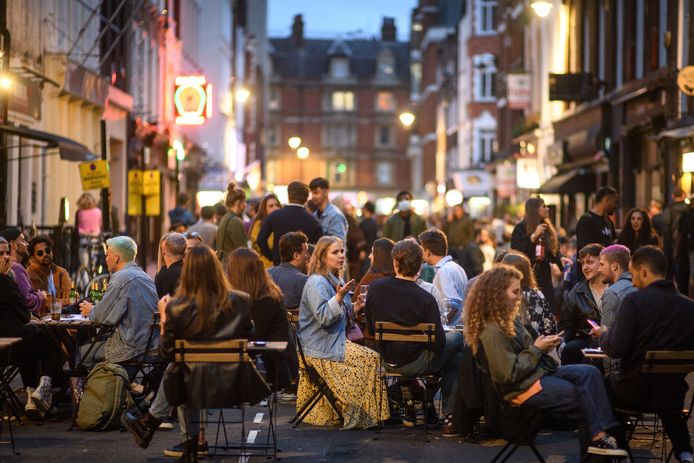 Mensen zitten op terrasjes in Soho, Londen.