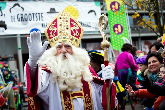 Sinterklaas vorig jaar bij zijn intrede in Antwerpen, zonder kruis op de mijter.