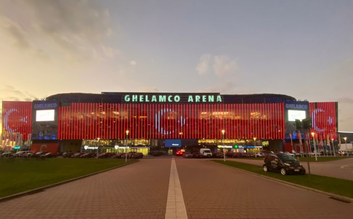 Het stadion projecteert de vlaggen van de getroffen landen