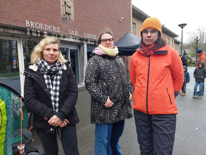 Wachtrijen aan BuSo Sint-Gregorius: mama's Kim, Karen en Stephany zetten (letterlijk) hun tent op aan de school.