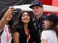 Max Verstappen op de foto met fans op Silverstone.