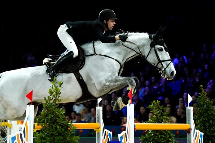 Maikel van der Vleuten (op archiefbeeld) in actie met Dana Blue. De topcombinatie won zondag de Grand Prix van Saint Tropez.