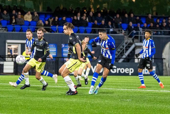 Naoufal Bannis twijfelt geen moment, en tekent in minuut 21 uit de draai voor de 2-0 voor FC Eindhoven.