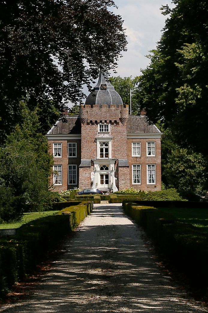 Kasteel Merckenburg, dat in de volksmond gewoon kasteel Heukelum wordt genoemd.