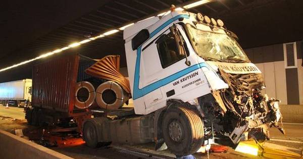 Zeeuwse trucker (66) ontsnapt aan dood bij zwaar ongeluk - PZC