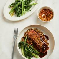 Gelakte zalm met koffie-sambal en ‘chili meatballs’-pasta: dit is ons weekmenu