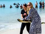 Prinses Amalia laat schildpad vrij op strand Curaçao