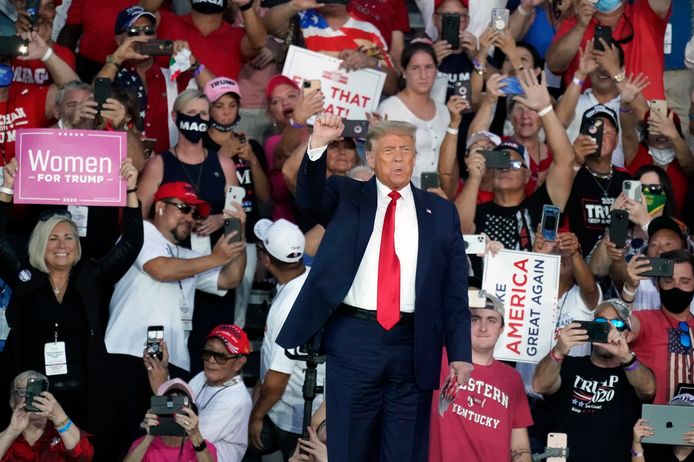 President Trump houdt zijn rally op de internationale luchthaven Orlando Sanford in Florida.