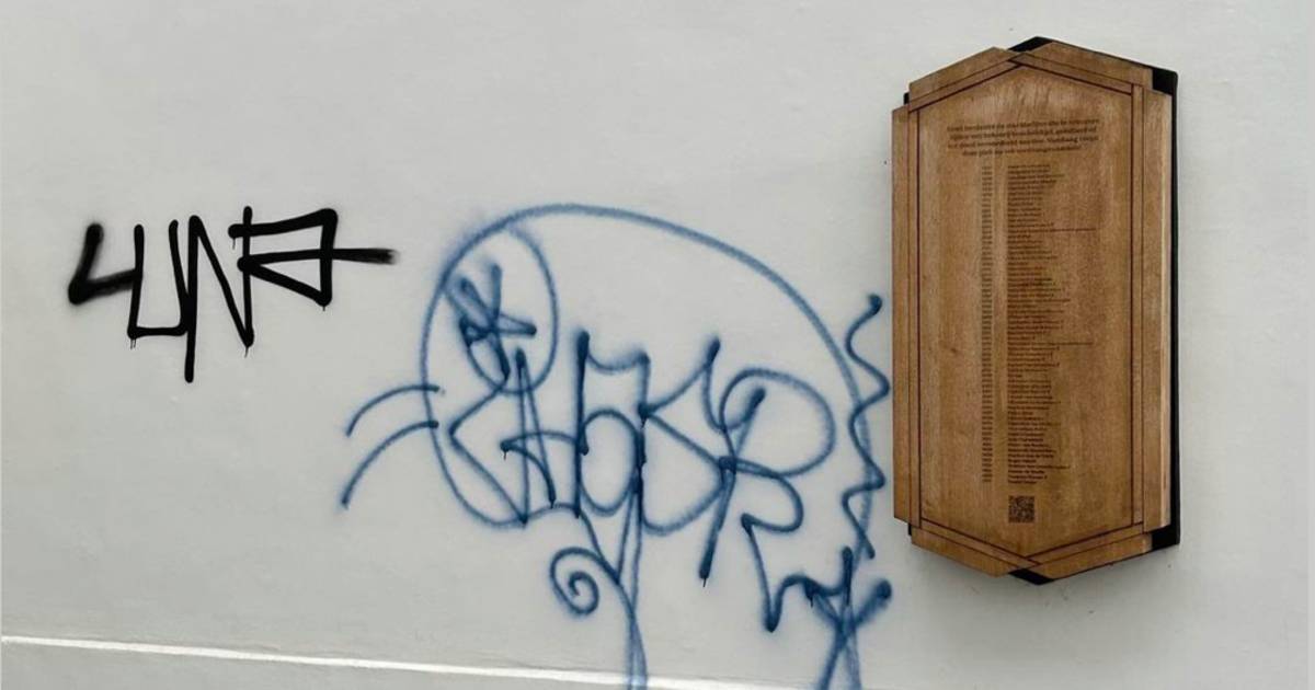 Graffiti ontsiert heksengedenkplaat in Prinsenhof, heksengilde mag niet zelf overschilderen | Gent