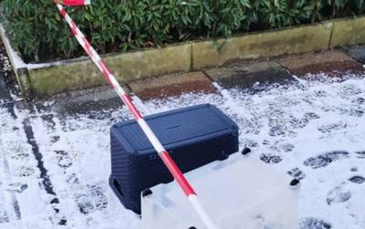 Inbrekers laten sporen na in de sneeuw bij woninginbraak