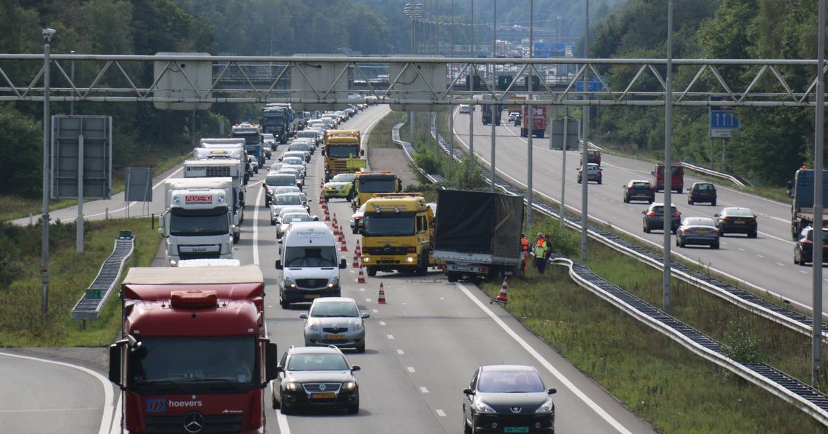 N50 bij Kampen-Zuid dicht na ernstig ongeluk met auto en vrachtwagen.