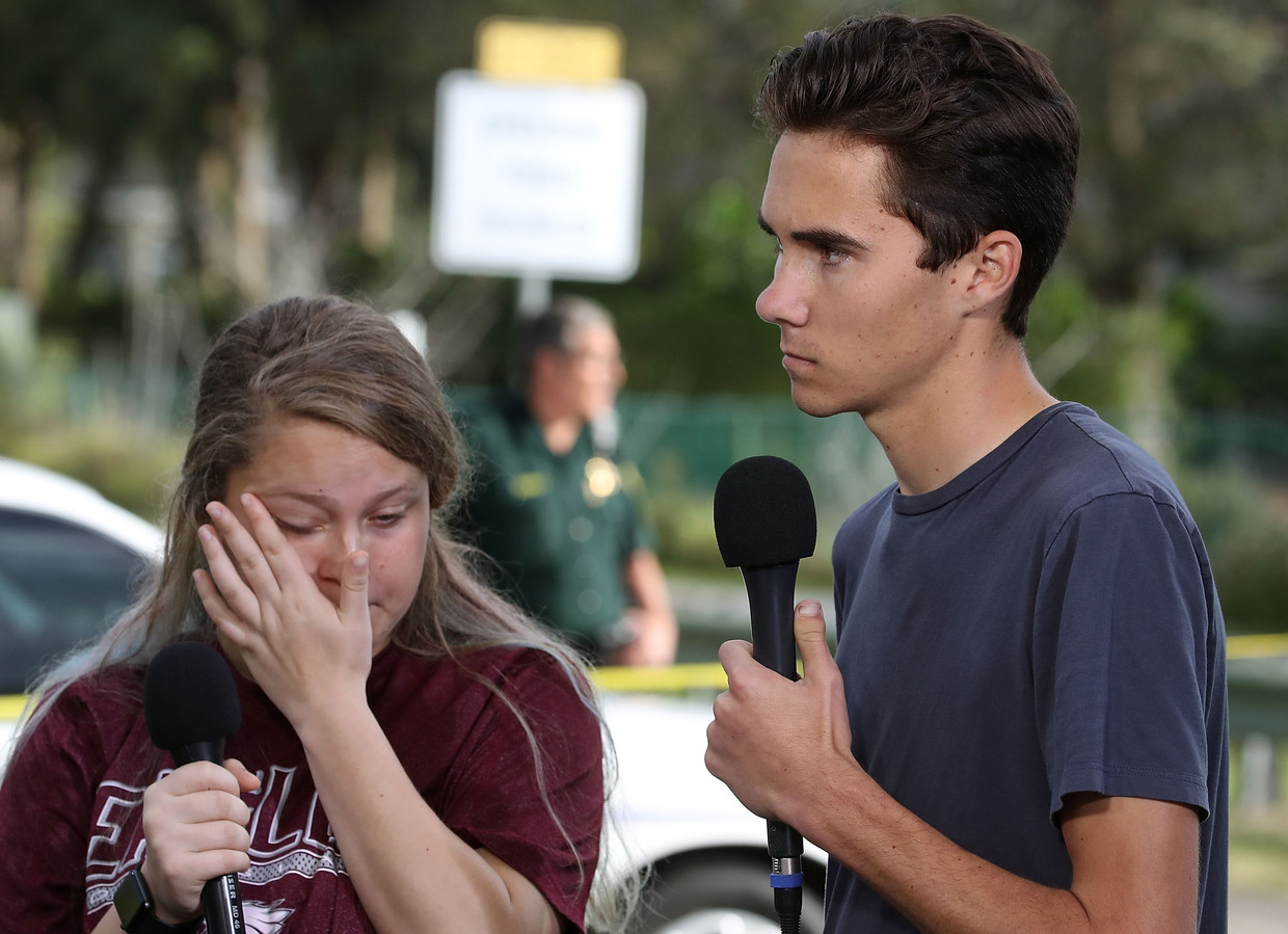 Scholier David Hogg (rechts) vertelt over de schietpartij op zijn middelbare school in Parkland in de Amerikaanse staat Florida. Beeld AFP