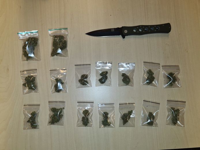 Agenten hebben bij een controle van een bestuurder in Boxmeer in zijn voertuig zestien zakjes wiet, een groot bedrag aan contant geld en een mes gevonden. De politie hield de auto vlak voor middernacht op de Rembrandt van Rijnstraat een personenauto staande.