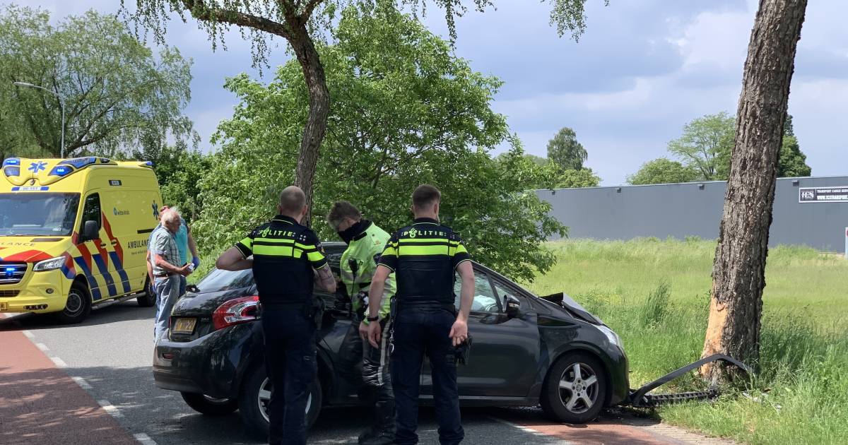 bestuurster knalt met auto op boom in silvolde en raakt gewond achterhoek destentor nl