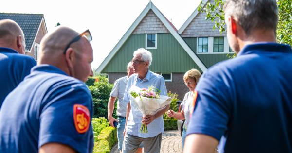 VIDEO | Brandweer begeleidt van corona genezen Henk (68) na 150 dagen naar huis: ‘Een emotioneel moment'.