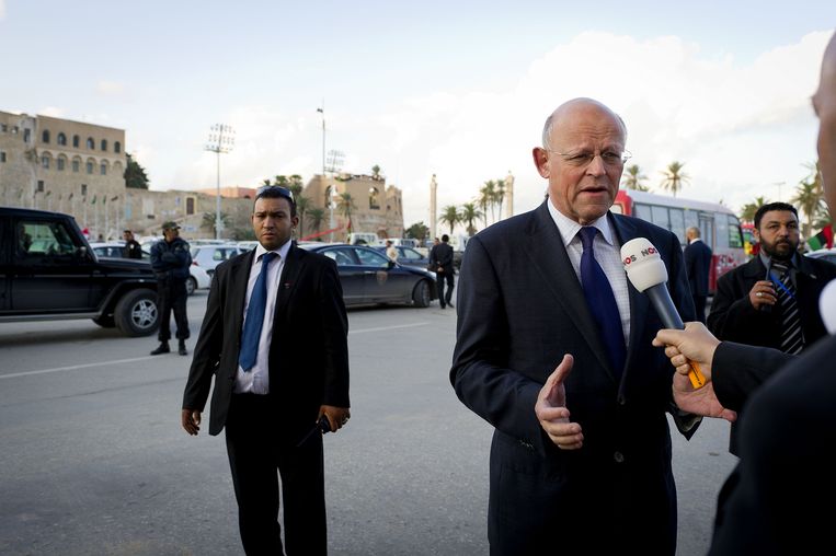Minister Uri Rosenthal spreekt met de pers tijdens een wandeling over het plein van de martelaren in Tripoli. Beeld ANP