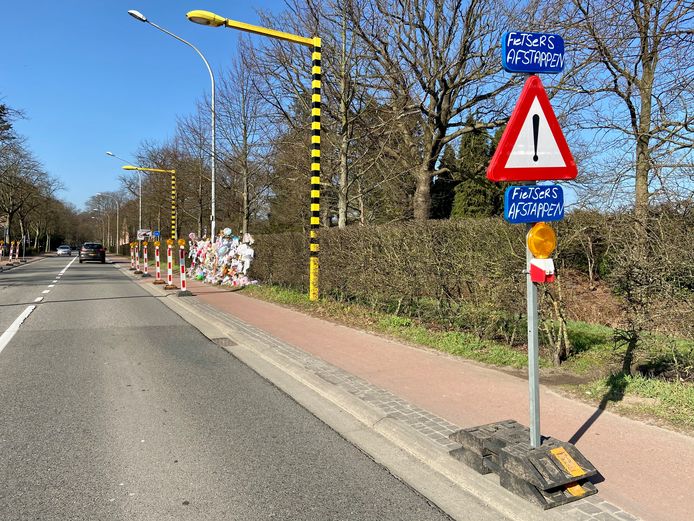 Een signalisatiebord vraagt de fietsers even af te stappen
