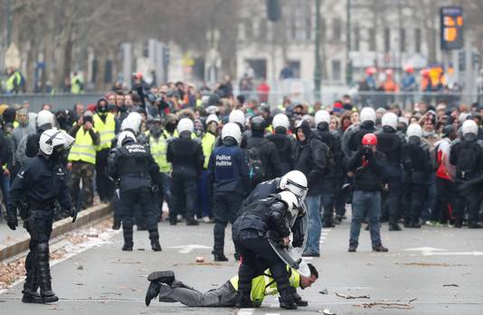Een demonstrant wordt gearresteerd in het centrum van Brussel.