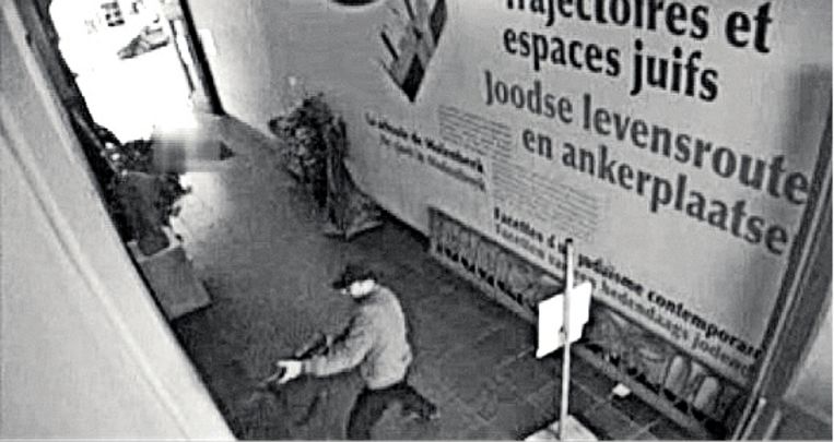 Camerabeelden van de aanslag in het Joods Museum. Beeld Belga