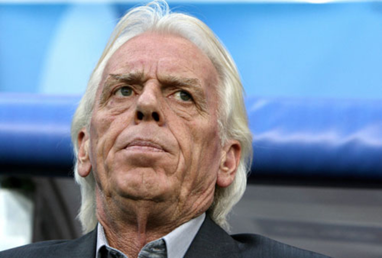 De coach van het Poolse nationale team, Leo Beenhakker, ziet maandag hoe zijn ploeg de 1-0 achterstand tegen KroatiÃ« niet meer goed kan maken. (AFP) Beeld 
