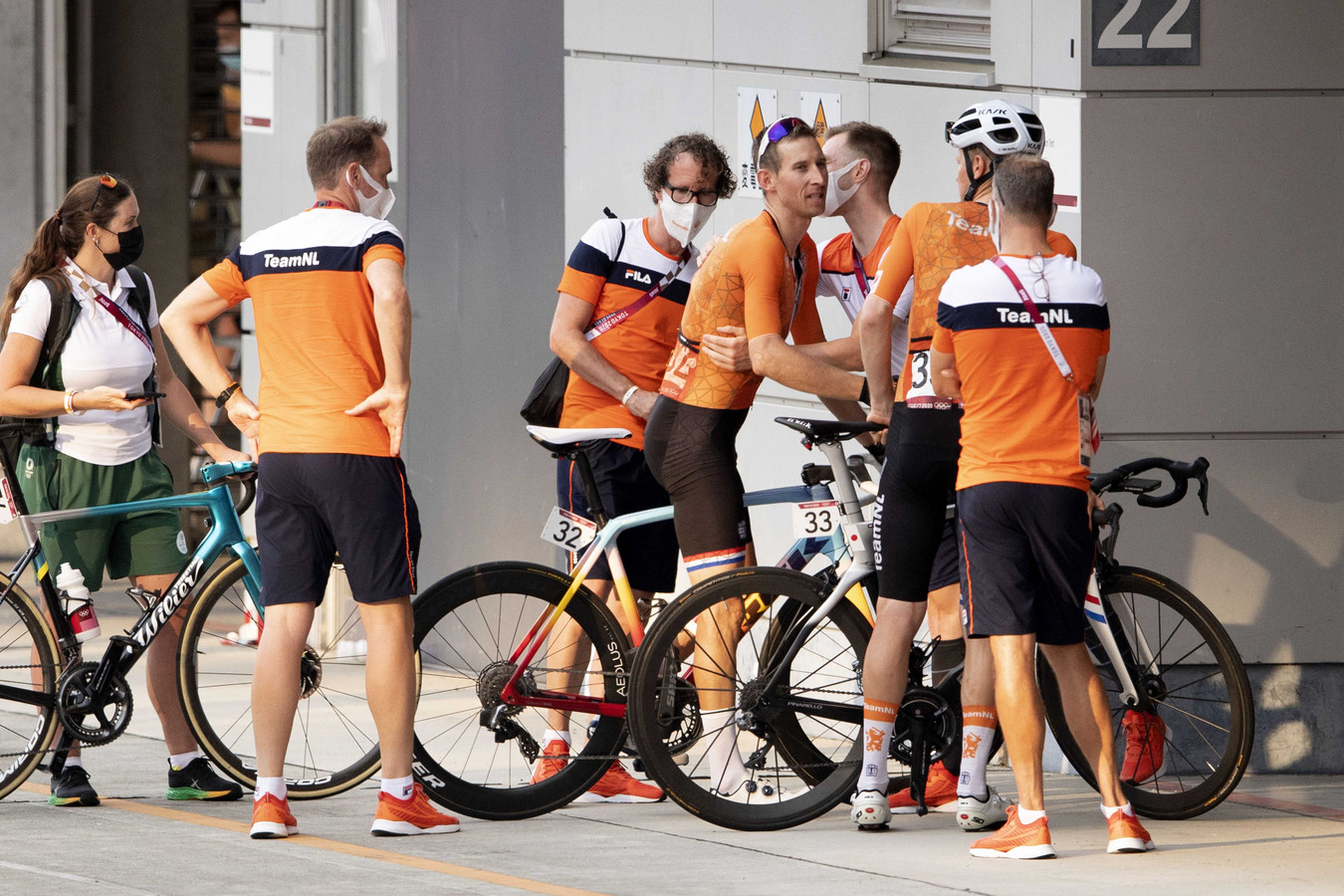 Bauke Mollema zoekt zijn teamgenoten op na de finish.