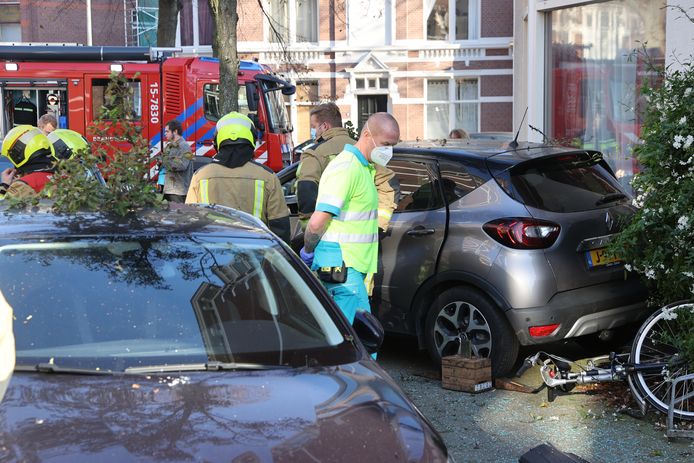 Oudere Man Rijdt Vol Gas Achteruit Tegen Auto Fiets Boom En Gevel Van Woning Den Haag Ad Nl