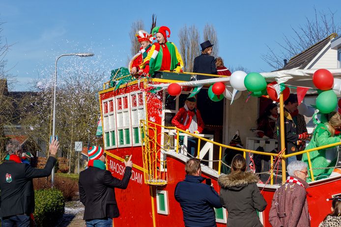 Herpt - Kindercarnaval met de prinsenwagen van de jeugdprins