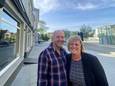 Marino Alleman en Sylvie Faillie, bij praatcafé 't Houtmarktje (links) aan de Houtmarkt (rechts)