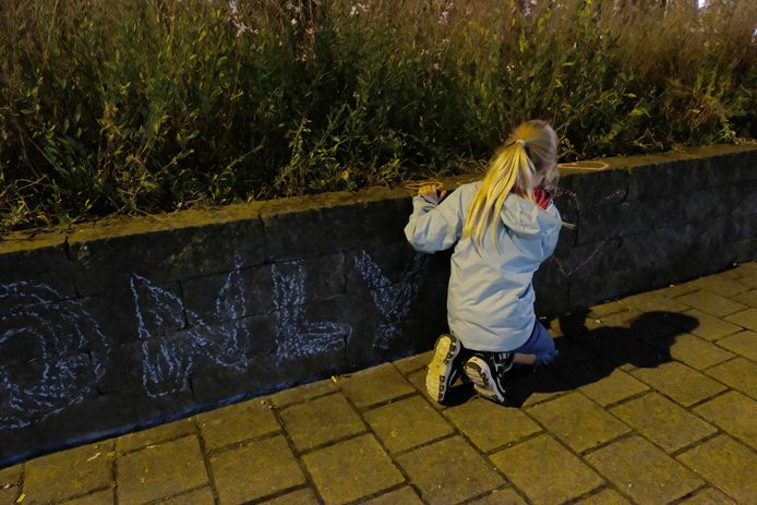 Een groep inwoners van Puurs schreef positieve boodschappen op straat.