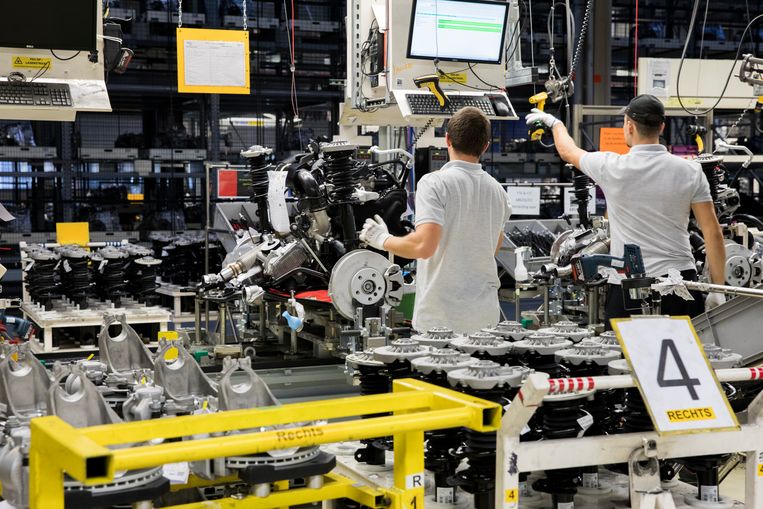 Medewerkers bij een assemblagelijn van autofabrikant VDL Nedcar in Born.  Beeld ANP