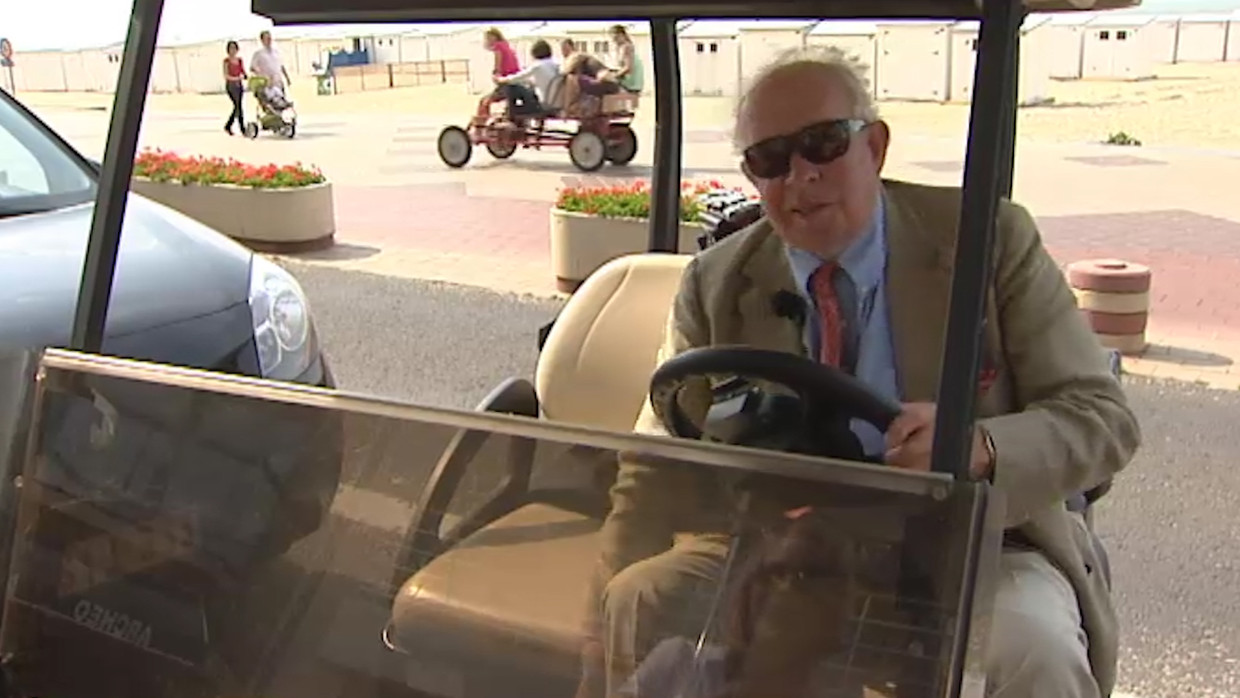 Leopold Lippens in een golfkarretje. Beeld DPG Media