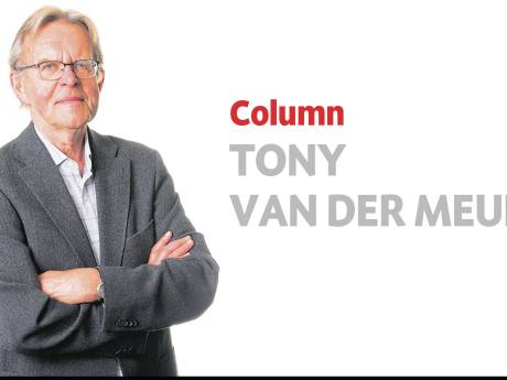 Neelie Kroes mailde met Rutte, de coalitie tilde het tapijt op