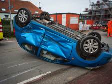 Auto slaat over de kop bij ongeluk in Heteren, één vrouw gewond 