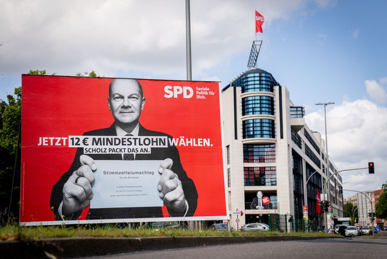 Een van de verkiezingsbeloften van SPD-­leider Olaf Scholz bij de Bondsdagverkiezingen van vorig jaar was het verhogen van het minimum­loon.  Beeld picture alliance/dpa