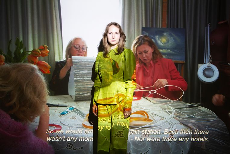  Polina Medvedeva bij haar videoinstallatie in de Rijksakademie in Amsterdam.  Beeld Pauline Niks
