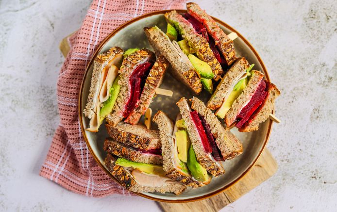 Club sandwich met avocado, biet en kip.