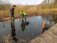 Daan Kusters (links) en Koen Jellema onderzoeken de oorzaak van de verdroging van het Grootmeer.