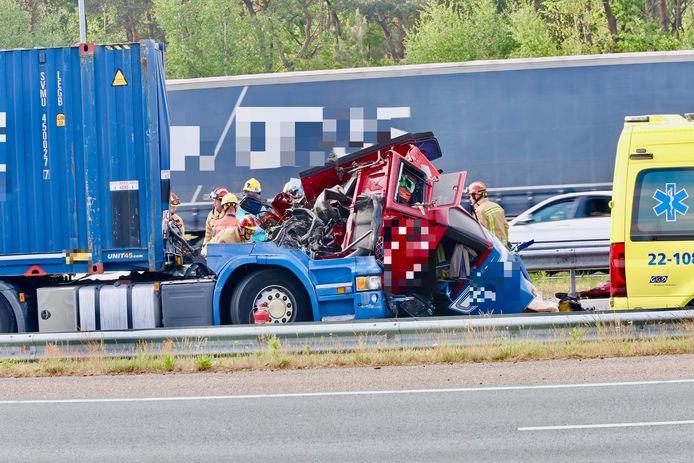Een vrachtwagenchauffeur is donderdag gewond geraakt bij een ongeval op de A2 richting Eindhoven.