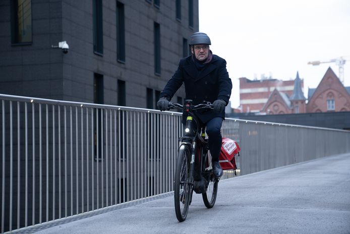Schepen Koen Kennis rijdt van de nieuwe helling aan de Parkbrug die het Eilandje en Park Spoor Noord verbindt.