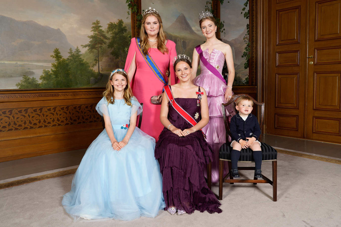 De Noorse prinses Ingrid Alexandra (centraal met lintje), de Zweedse prinses Estelle (in lichtblauwe jurk), prins Charles van Luxemburg (uiterst rechts), de Nederlandse prinses Amalia (achteraan links) en prinses Elisabeth (achteraan rechts).