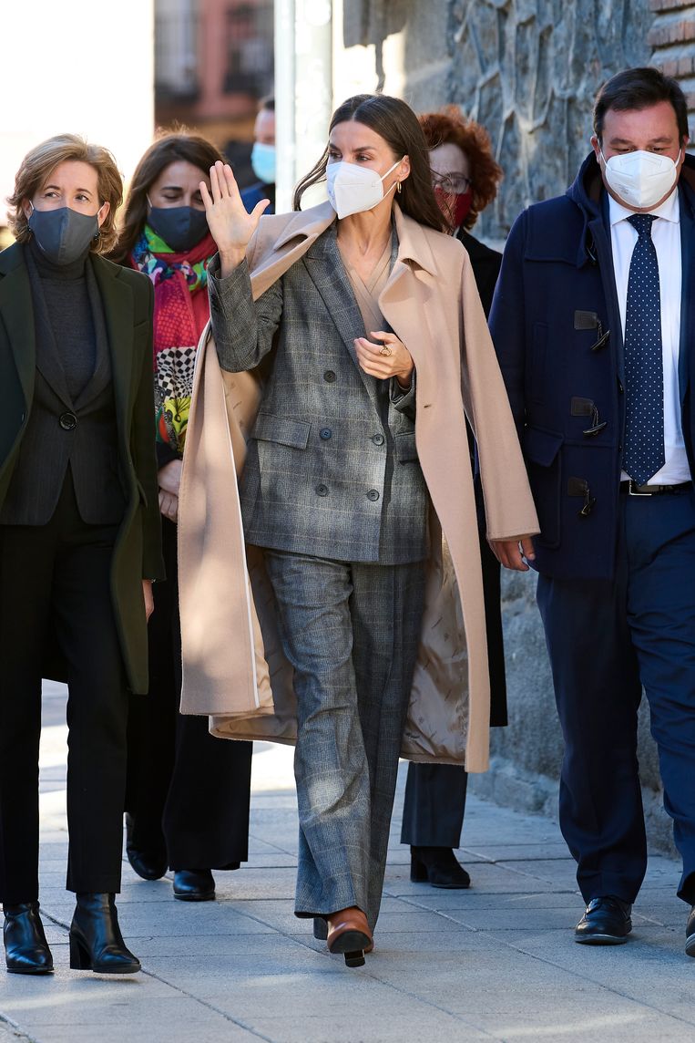 Koningin Letizia van Spanje draagt een oversized blazer met een dubbele rij knopen. Beeld GC Images
