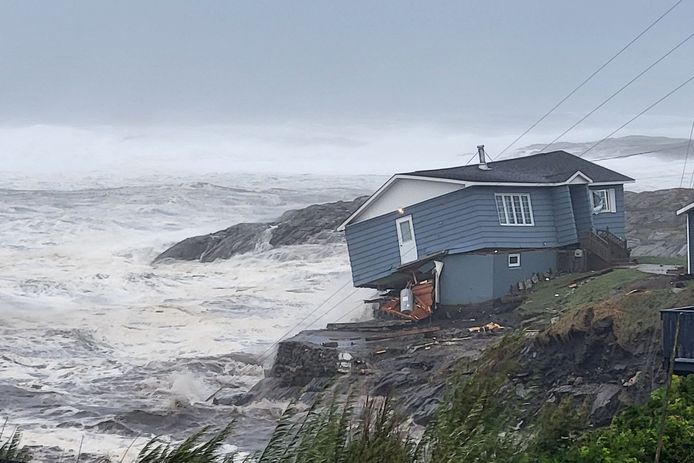 Een woning aan de Canadese oostkust nabij Port aux Basques wordt door het noodweer getroffen. (24/09/22)