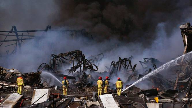In beeld | Een dag na de zeer grote brand: dit is wat er over is van Van der Heijden Transport in Hapert