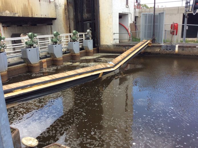 De aanvaarbalk, die de sluisdeur moet beschermen, liep bij de aanvaring flinke schade op.